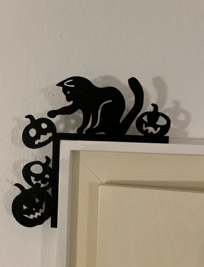 🎃 Colț de Ușă Halloween cu Pisică - Decorațiune 3D Personalizată Transformă-ți intrarea într-o scenă de groază perfectă!