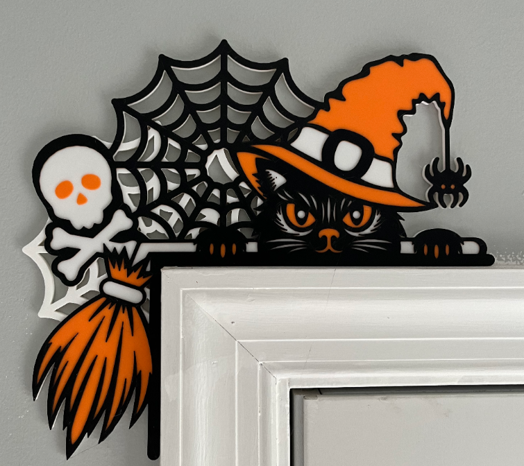 🐱 Halloween Cat Door Topper - Decorațiune de Ușă 3D cu Pisică Pisica ta de pază Halloween te așteaptă deasupra ușii!