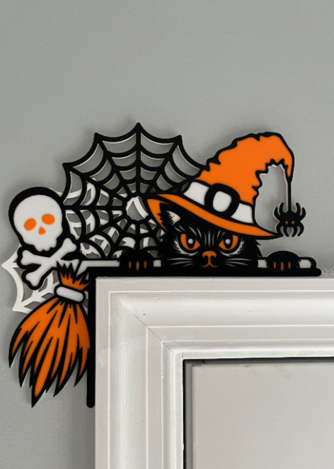 🐱 Halloween Cat Door Topper - Decorațiune de Ușă 3D cu Pisică Pisica ta de pază Halloween te așteaptă deasupra ușii!